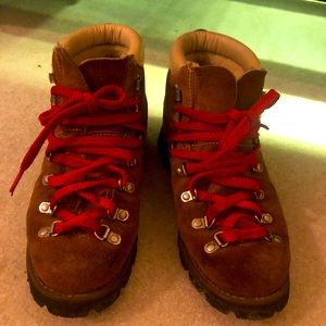 Brown/tan hiking books with new red laces, size 10. They are very sturdy.